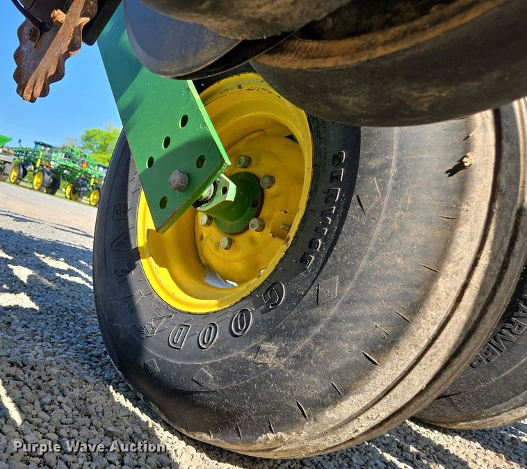 image for item DW1905 2016 John Deere 1795 split row no-till planter