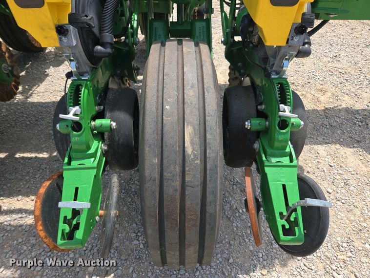 image for item DW1906 2023 John Deere 1775NT no-till planter