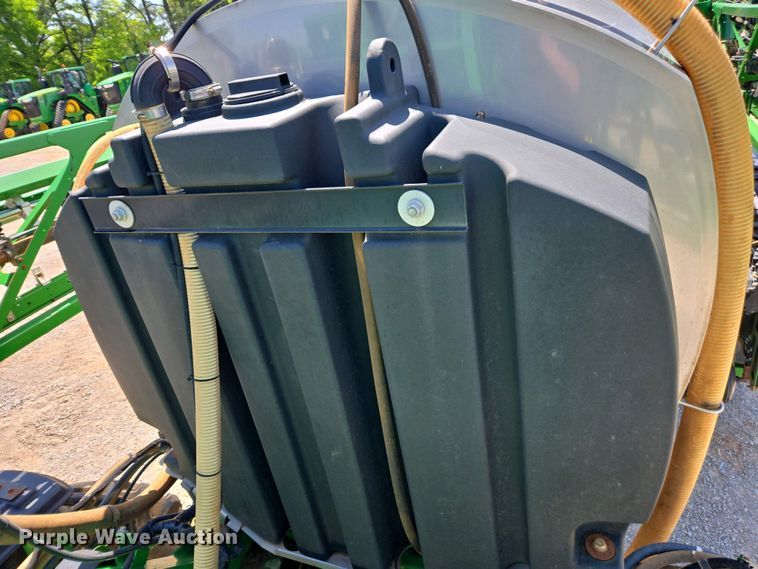 image for item DW1908 2018 John Deere R4038 sprayer