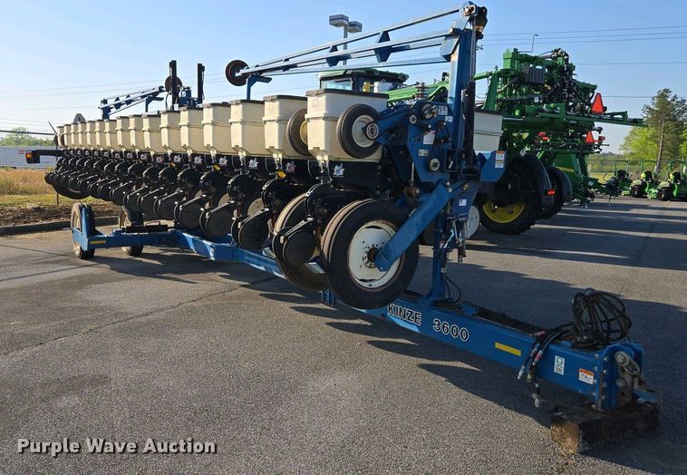 image for item DW1911 2013 Kinze 3600  split row planter