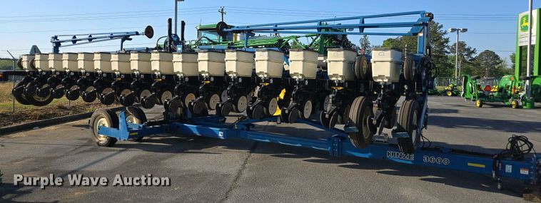 image for item DW1911 2013 Kinze 3600  split row planter