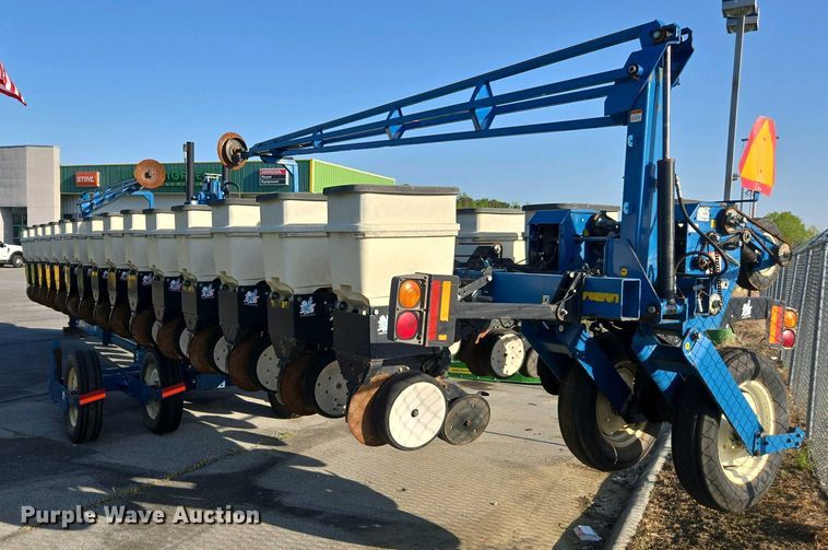 image for item DW1911 2013 Kinze 3600  split row planter