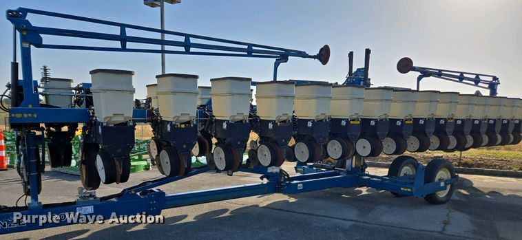 image for item DW1911 2013 Kinze 3600  split row planter