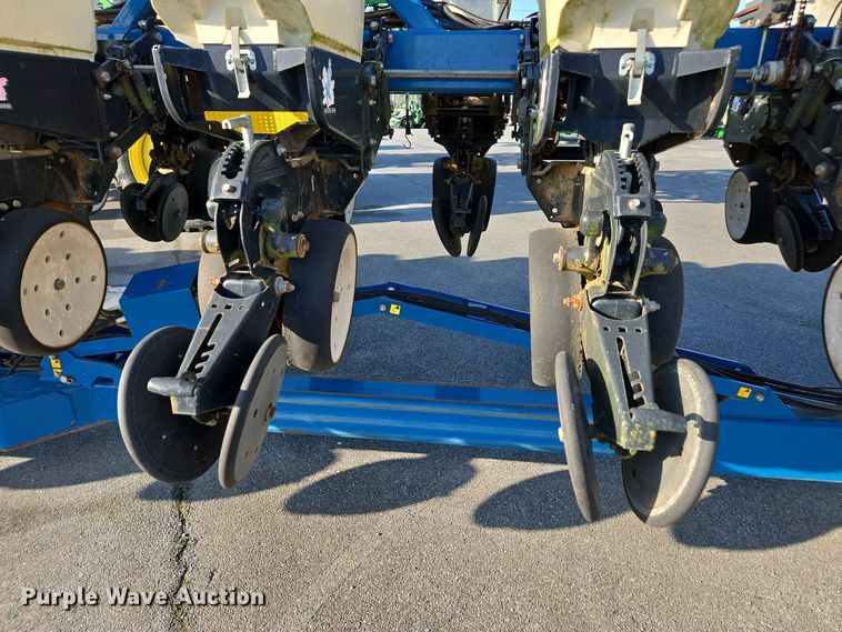 image for item DW1911 2013 Kinze 3600  split row planter
