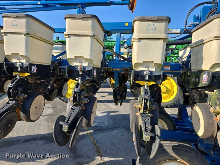 image for item DW1911 2013 Kinze 3600  split row planter