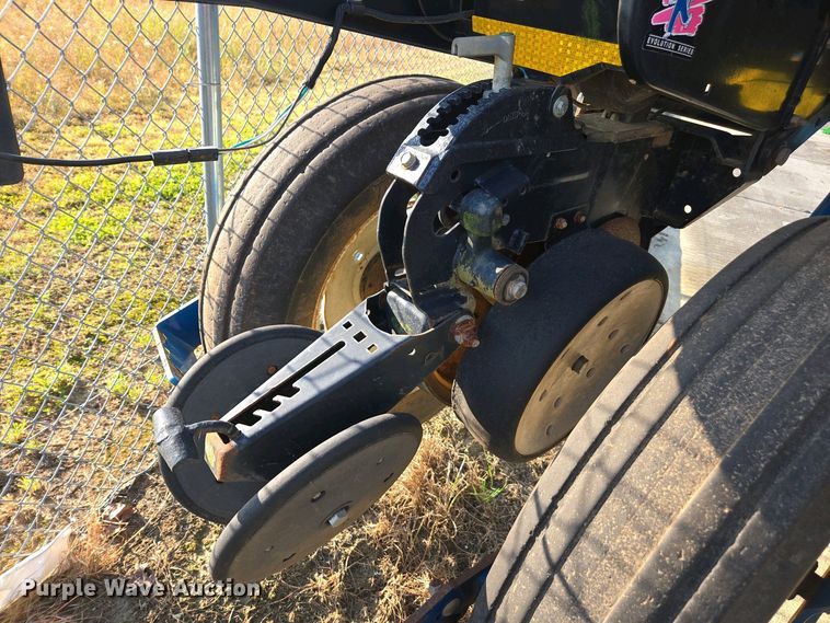 image for item DW1911 2013 Kinze 3600  split row planter