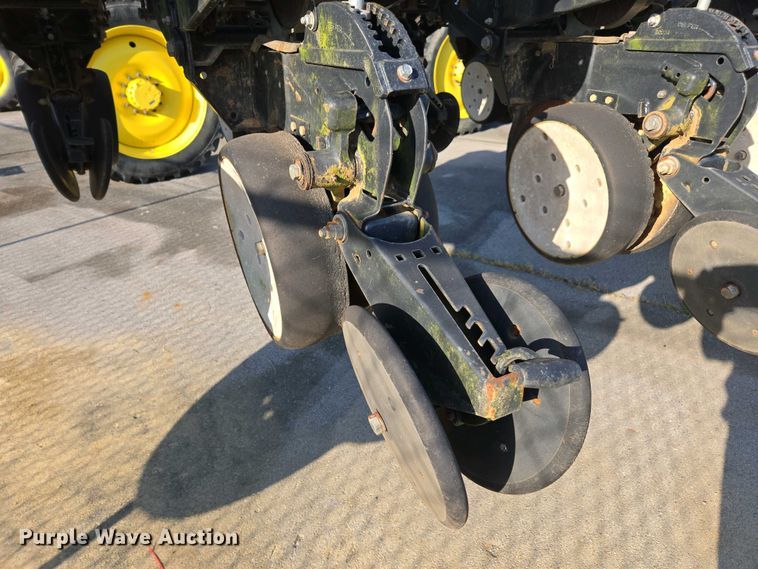 image for item DW1911 2013 Kinze 3600  split row planter