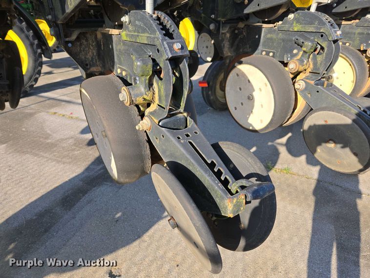 image for item DW1911 2013 Kinze 3600  split row planter