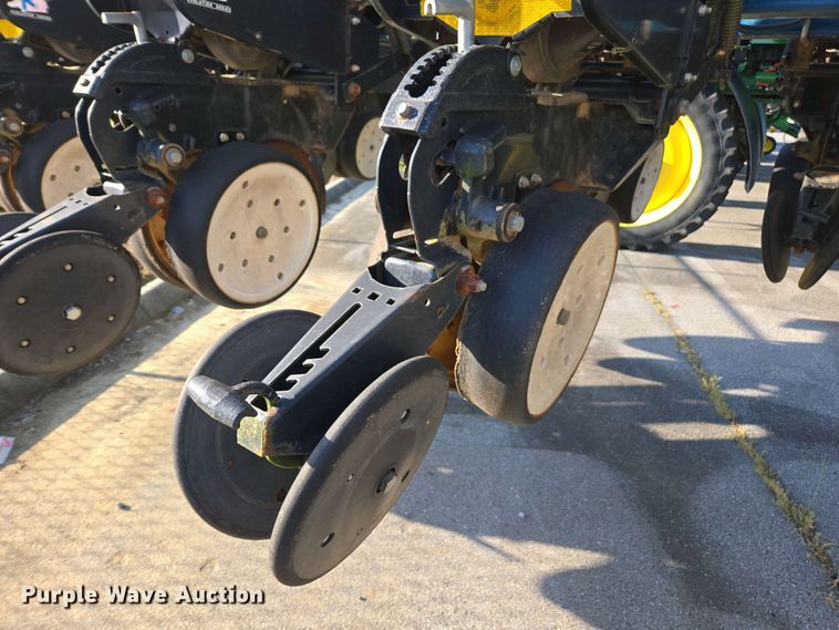 image for item DW1911 2013 Kinze 3600  split row planter