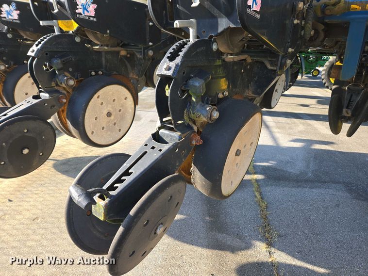 image for item DW1911 2013 Kinze 3600  split row planter