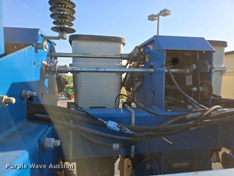 image for item DW1911 2013 Kinze 3600  split row planter