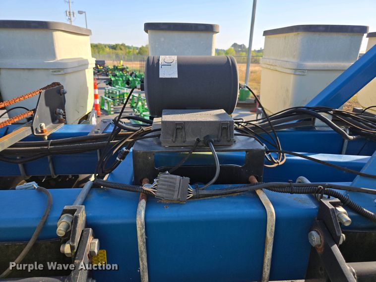 image for item DW1911 2013 Kinze 3600  split row planter