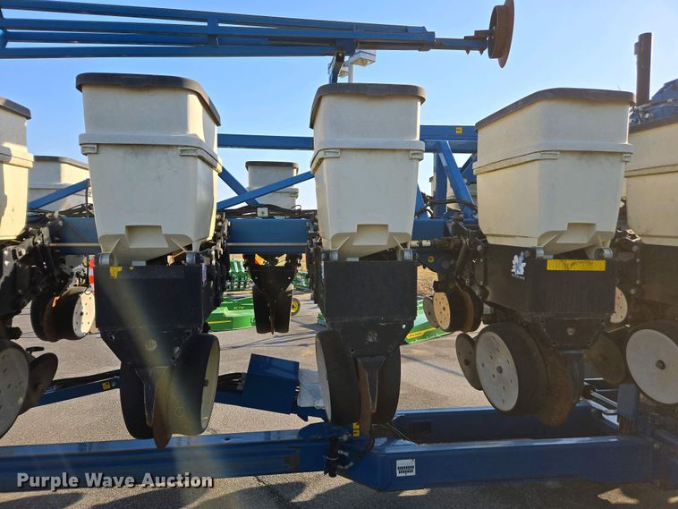 image for item DW1911 2013 Kinze 3600  split row planter