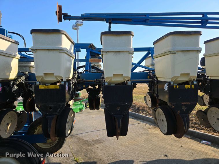 image for item DW1911 2013 Kinze 3600  split row planter