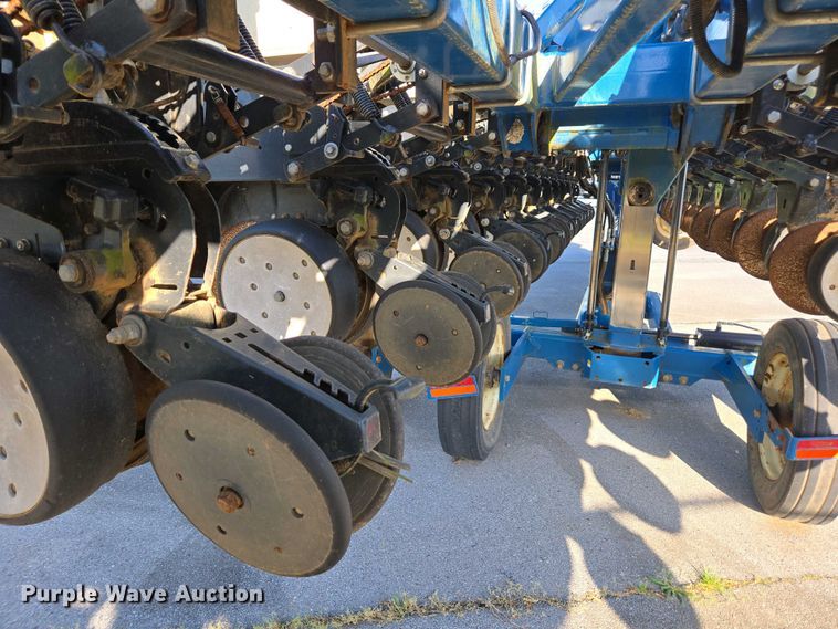 image for item DW1911 2013 Kinze 3600  split row planter