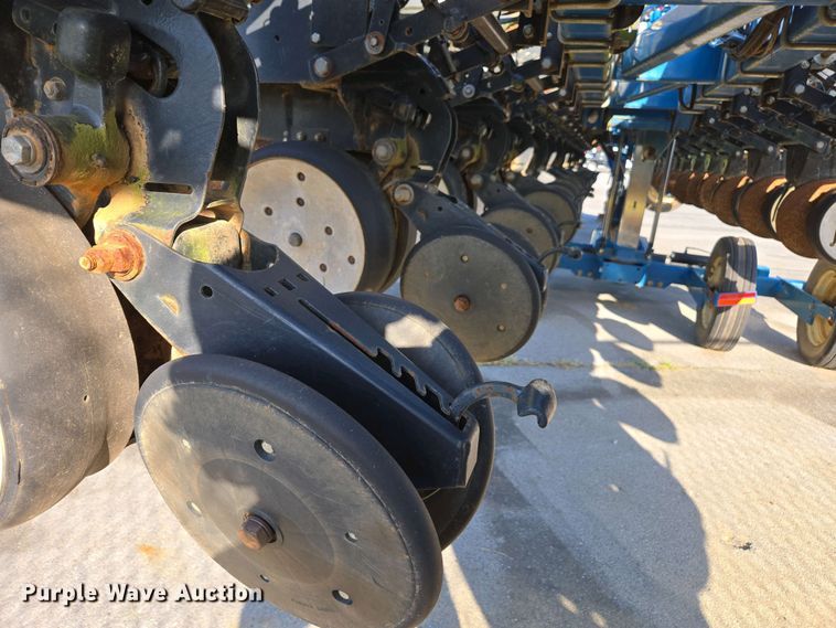 image for item DW1911 2013 Kinze 3600  split row planter