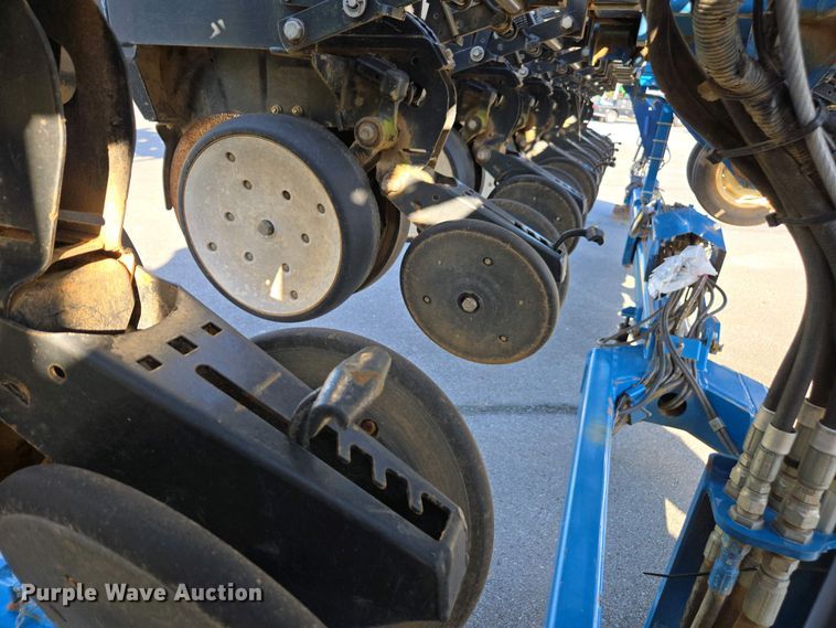 image for item DW1911 2013 Kinze 3600  split row planter