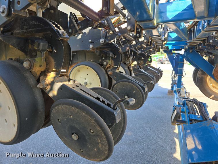 image for item DW1911 2013 Kinze 3600  split row planter