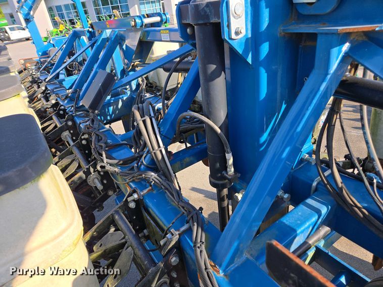 image for item DW1911 2013 Kinze 3600  split row planter