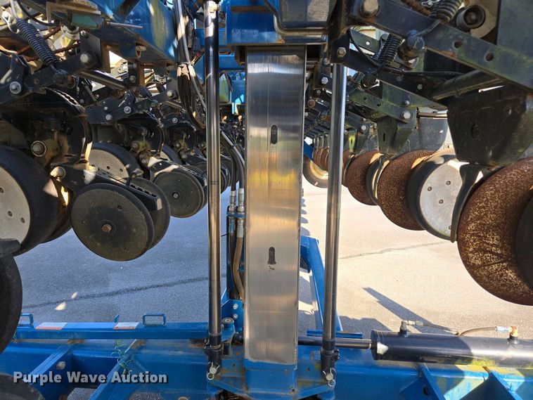 image for item DW1911 2013 Kinze 3600  split row planter