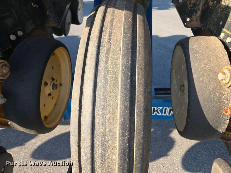 image for item DW1911 2013 Kinze 3600  split row planter