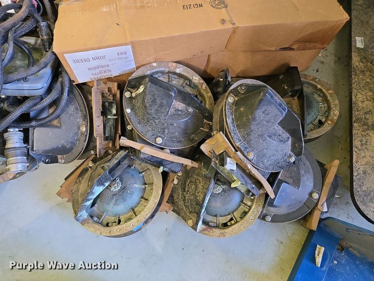 image for item DW1911 2013 Kinze 3600  split row planter