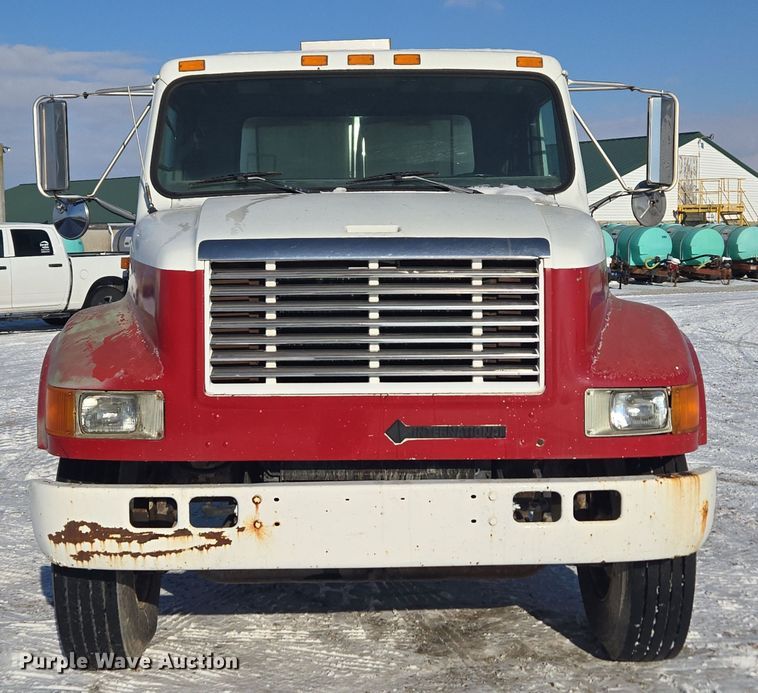 image for item EC3967 1994 International 4900 fertilizer delivery truck