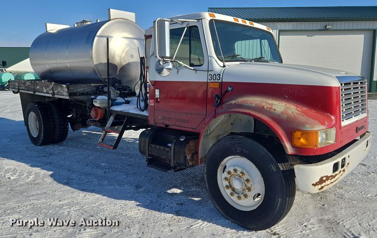 image for item EC3967 1994 International 4900 fertilizer delivery truck