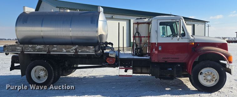 image for item EC3967 1994 International 4900 fertilizer delivery truck