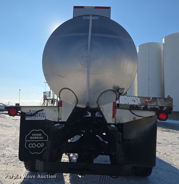 image for item EC3967 1994 International 4900 fertilizer delivery truck