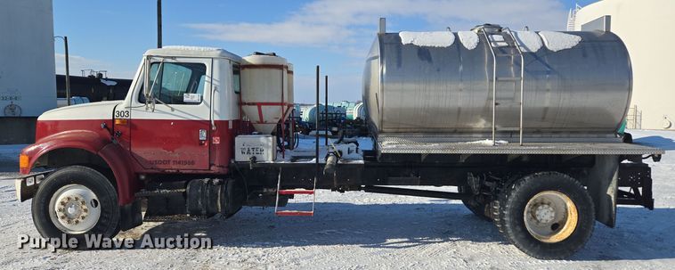 image for item EC3967 1994 International 4900 fertilizer delivery truck