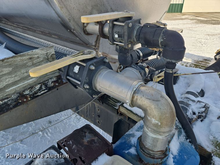 image for item EC3967 1994 International 4900 fertilizer delivery truck