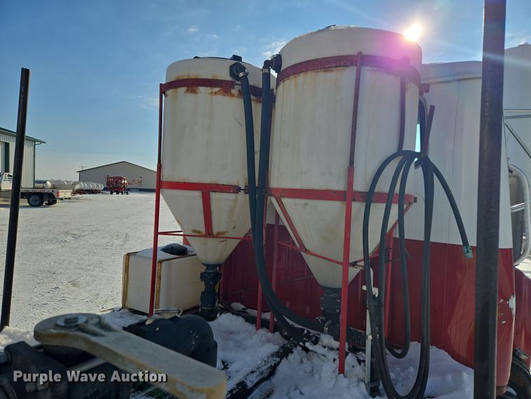 image for item EC3967 1994 International 4900 fertilizer delivery truck