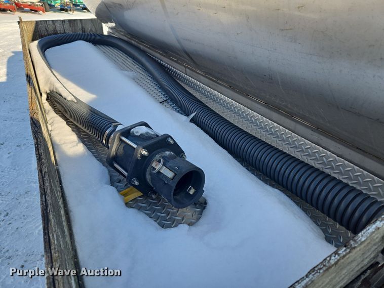 image for item EC3967 1994 International 4900 fertilizer delivery truck