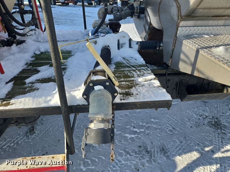 image for item EC3967 1994 International 4900 fertilizer delivery truck