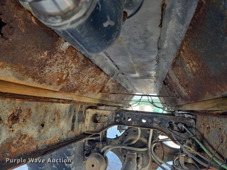 image for item EC3967 1994 International 4900 fertilizer delivery truck