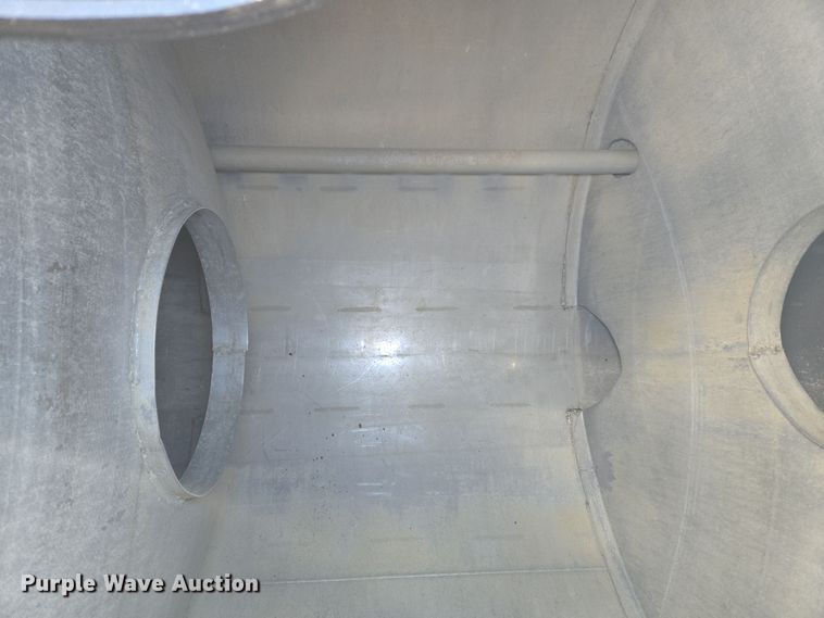 image for item EC3967 1994 International 4900 fertilizer delivery truck