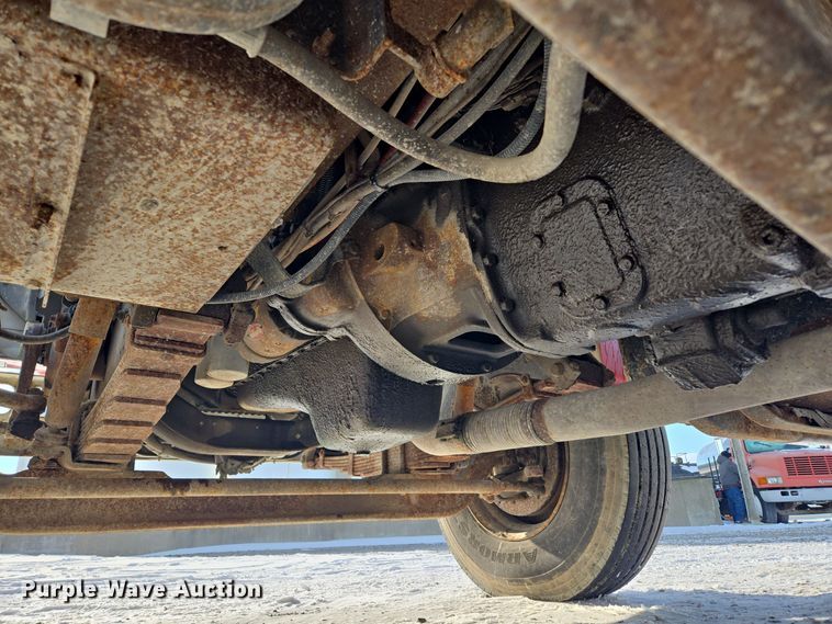 image for item EC3967 1994 International 4900 fertilizer delivery truck