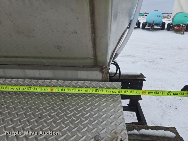 image for item EC3967 1994 International 4900 fertilizer delivery truck