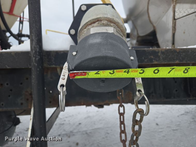 image for item EC3967 1994 International 4900 fertilizer delivery truck