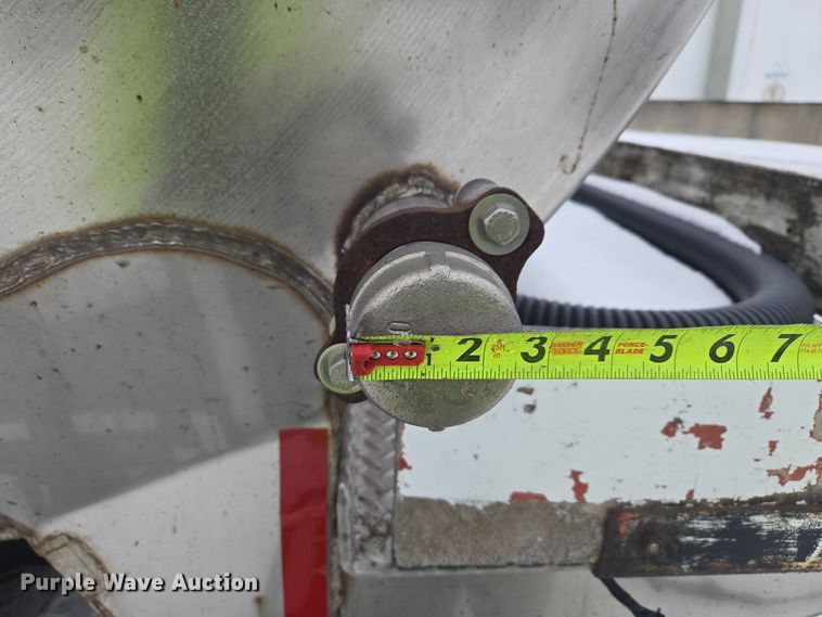 image for item EC3967 1994 International 4900 fertilizer delivery truck