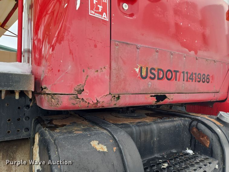 image for item EC3967 1994 International 4900 fertilizer delivery truck