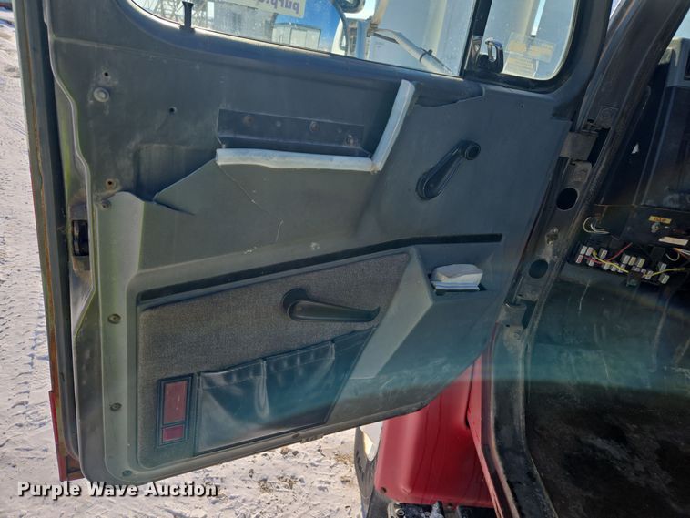 image for item EC3967 1994 International 4900 fertilizer delivery truck