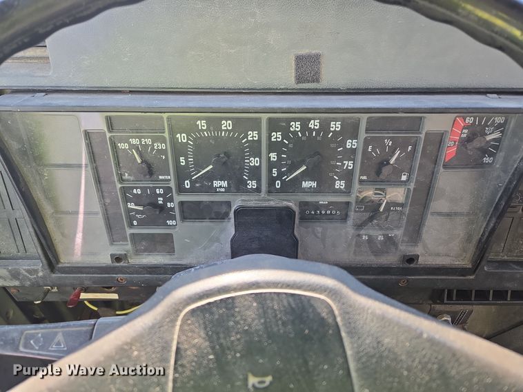 image for item EC3967 1994 International 4900 fertilizer delivery truck