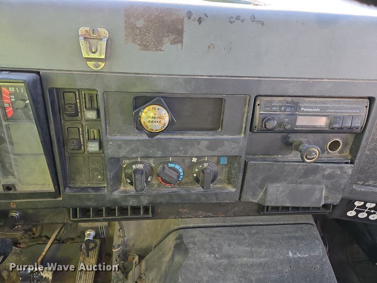 image for item EC3967 1994 International 4900 fertilizer delivery truck