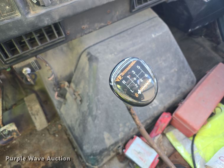 image for item EC3967 1994 International 4900 fertilizer delivery truck