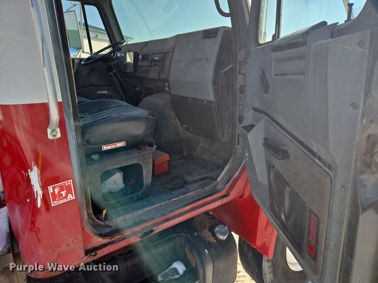 image for item EC3967 1994 International 4900 fertilizer delivery truck