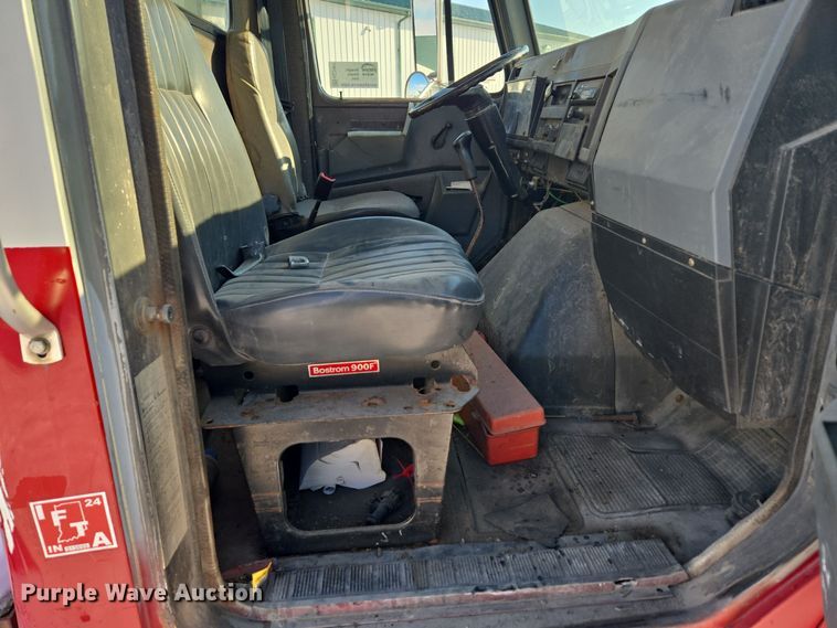 image for item EC3967 1994 International 4900 fertilizer delivery truck