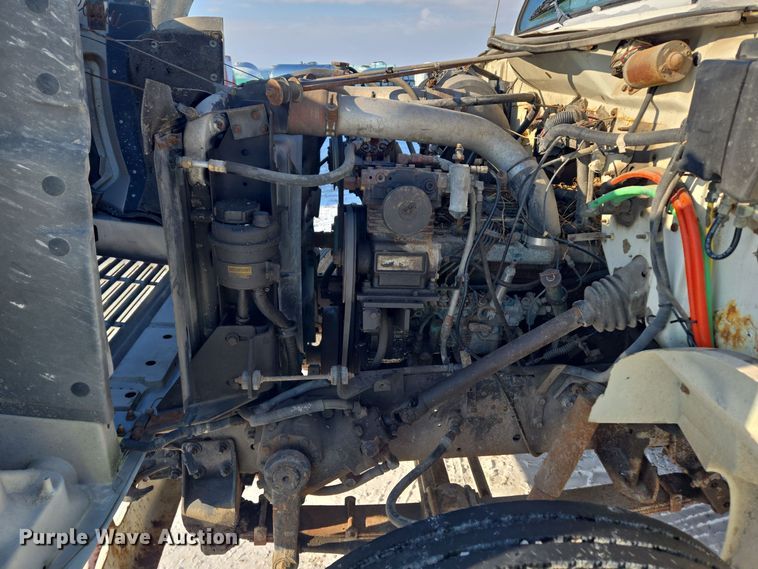 image for item EC3967 1994 International 4900 fertilizer delivery truck