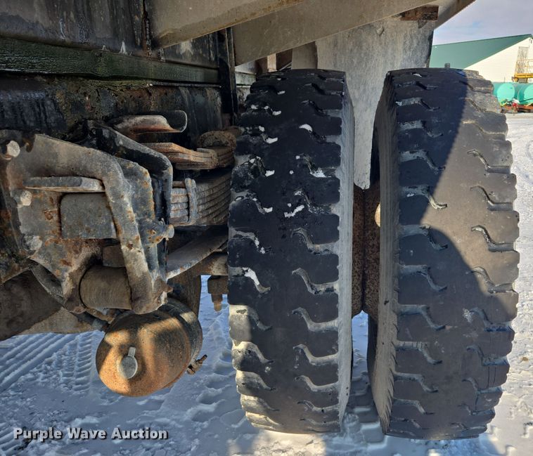 image for item EC3967 1994 International 4900 fertilizer delivery truck